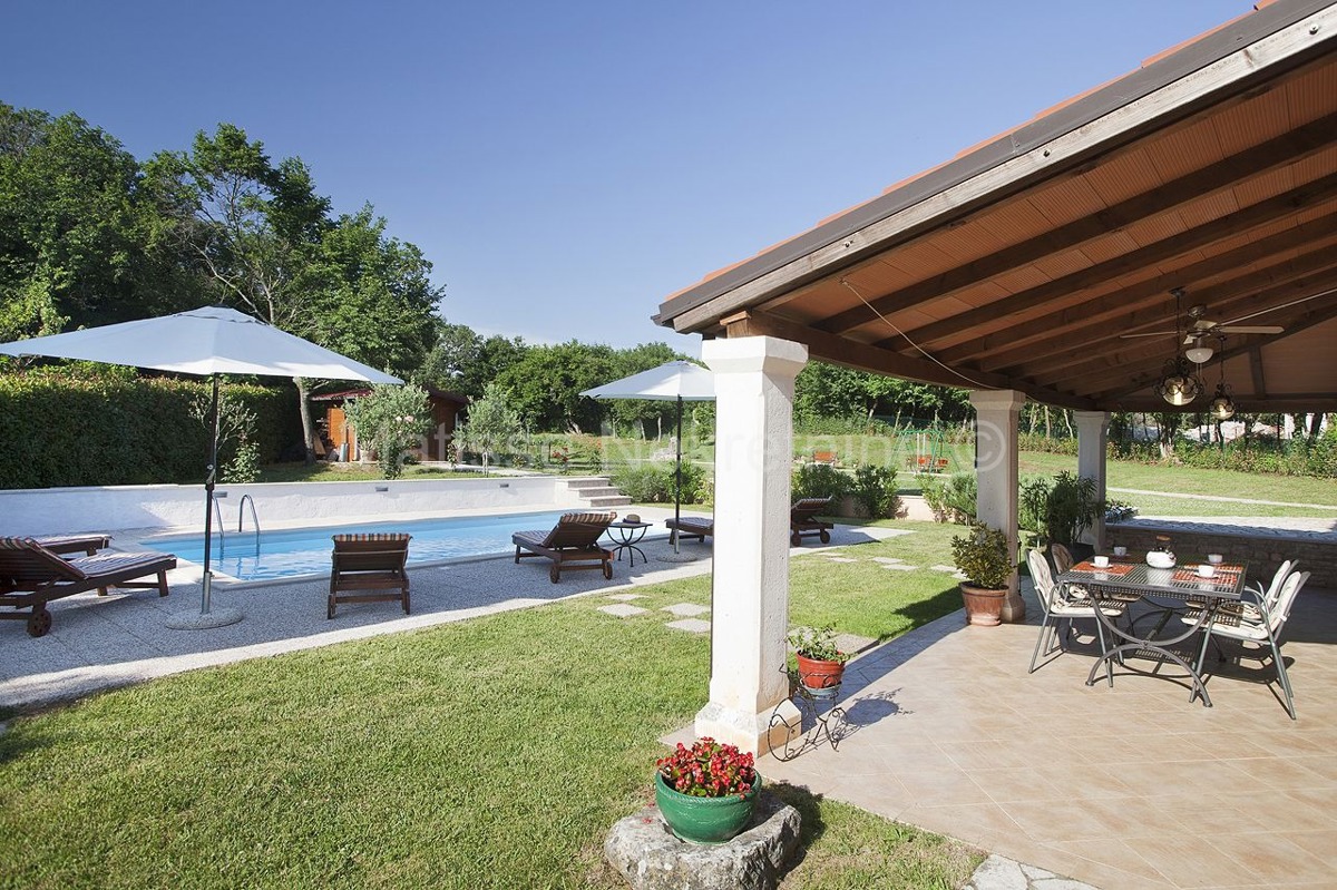 Istria, Rebići - Splendida Villa in Pietra con Piscina e Ampio Giardino