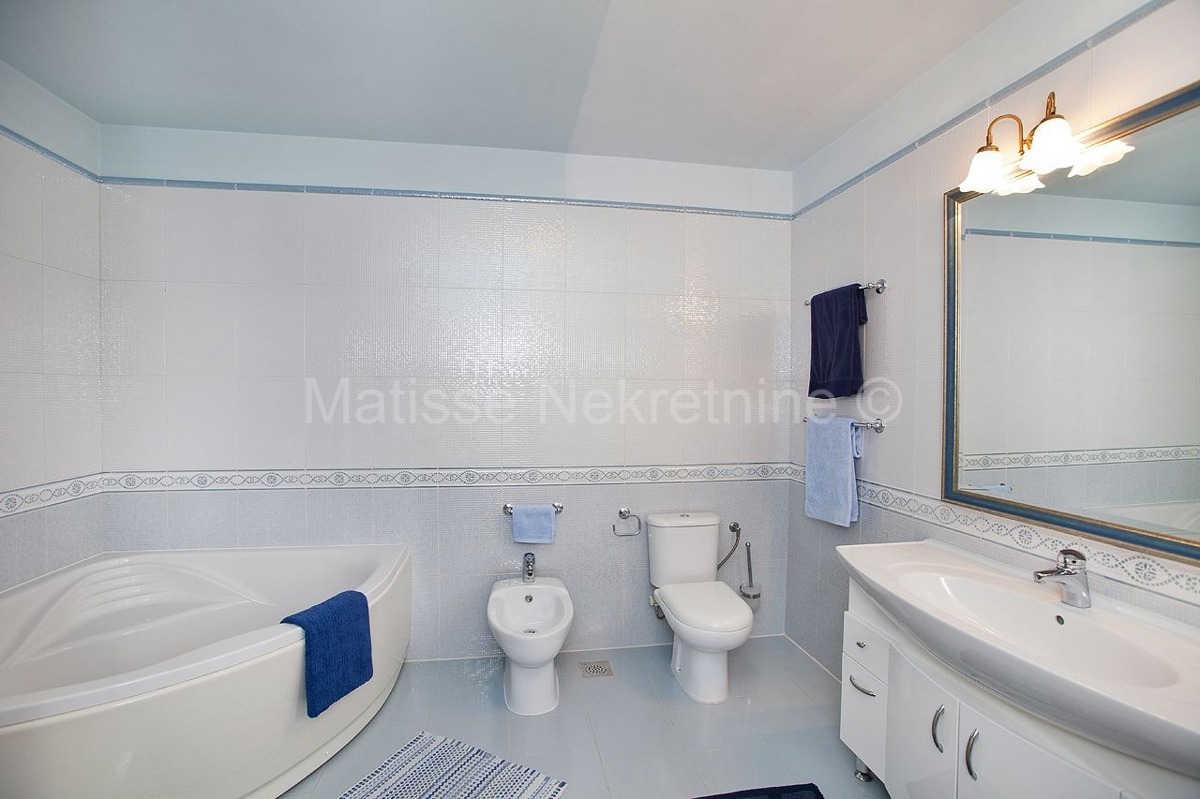 Istria, Rebići - Splendida Villa in Pietra con Piscina e Ampio Giardino