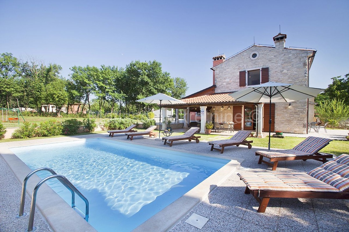 Istria, Rebići - Splendida Villa in Pietra con Piscina e Ampio Giardino