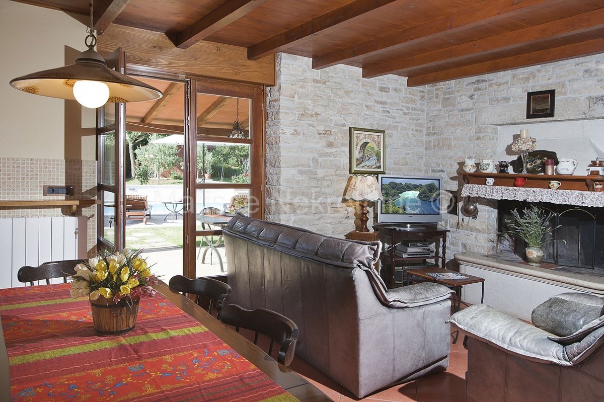 Istria, Rebići - Splendida Villa in Pietra con Piscina e Ampio Giardino