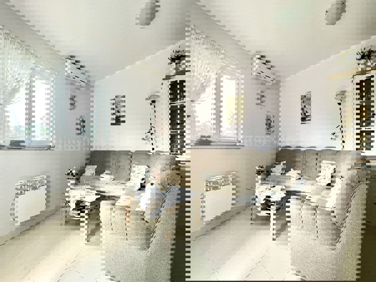 Peroj - Appartamento bilocale al piano terra con balcone