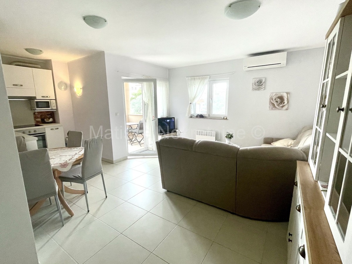 Peroj - Appartamento bilocale al piano terra con balcone