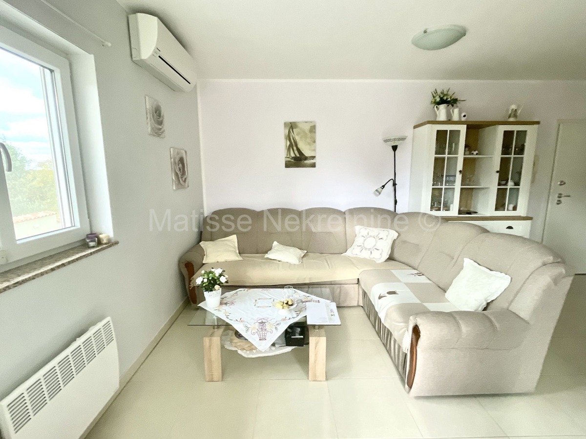 Peroj - Appartamento bilocale al piano terra con balcone