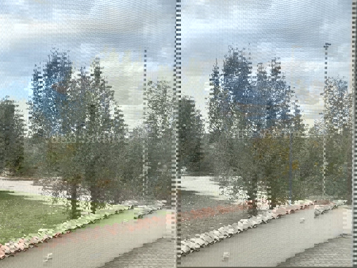 Peroj - Appartamento bilocale al piano terra con balcone