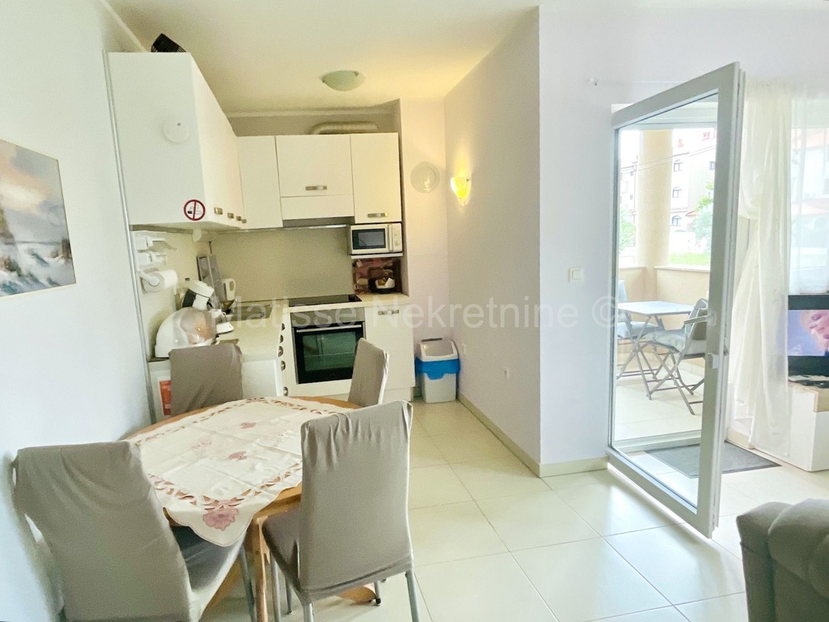 Peroj - Appartamento bilocale al piano terra con balcone