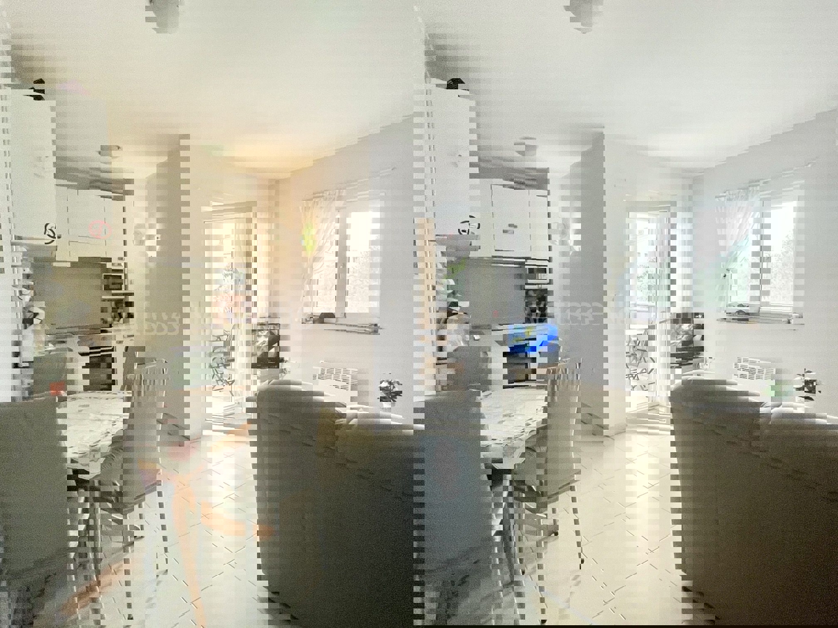 Peroj - Appartamento bilocale al piano terra con balcone