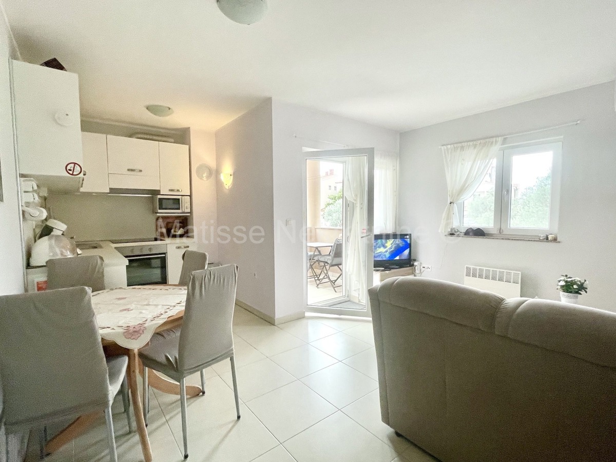 Peroj - Appartamento bilocale al piano terra con balcone