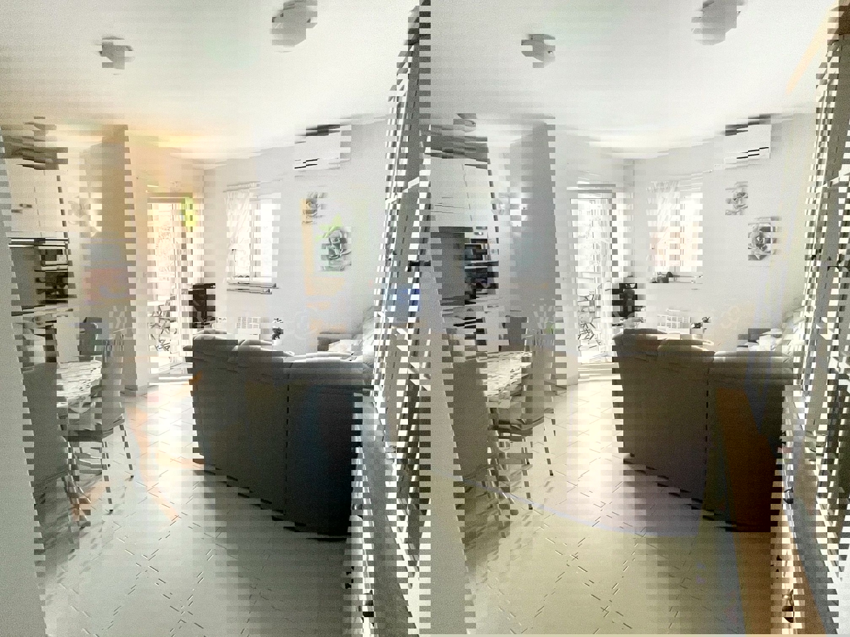 Peroj - Appartamento bilocale al piano terra con balcone