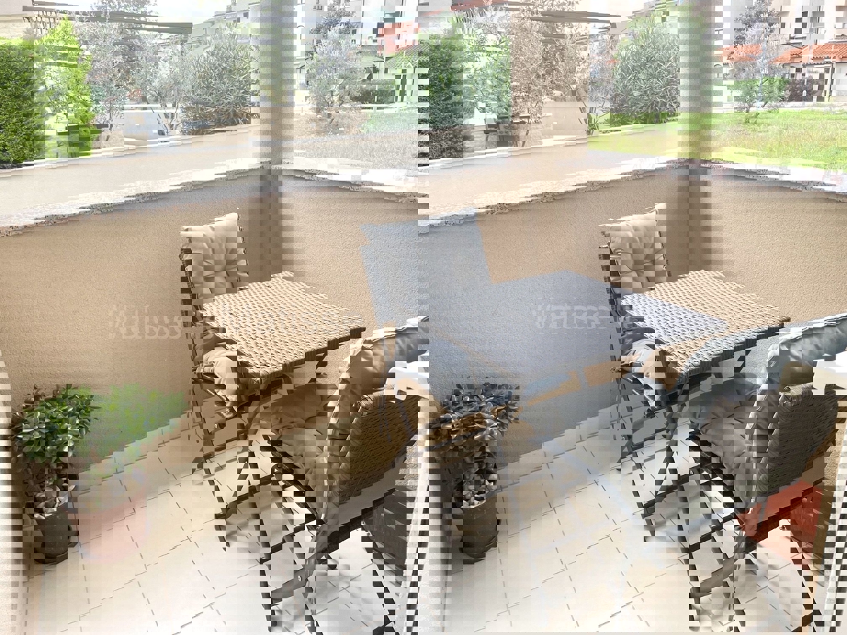 Peroj - Appartamento bilocale al piano terra con balcone