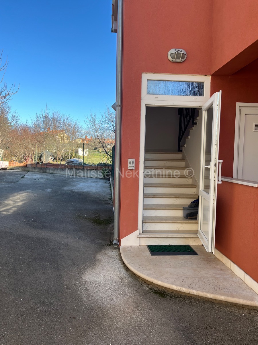 Valbandon - Mezzanine apartment with a garden