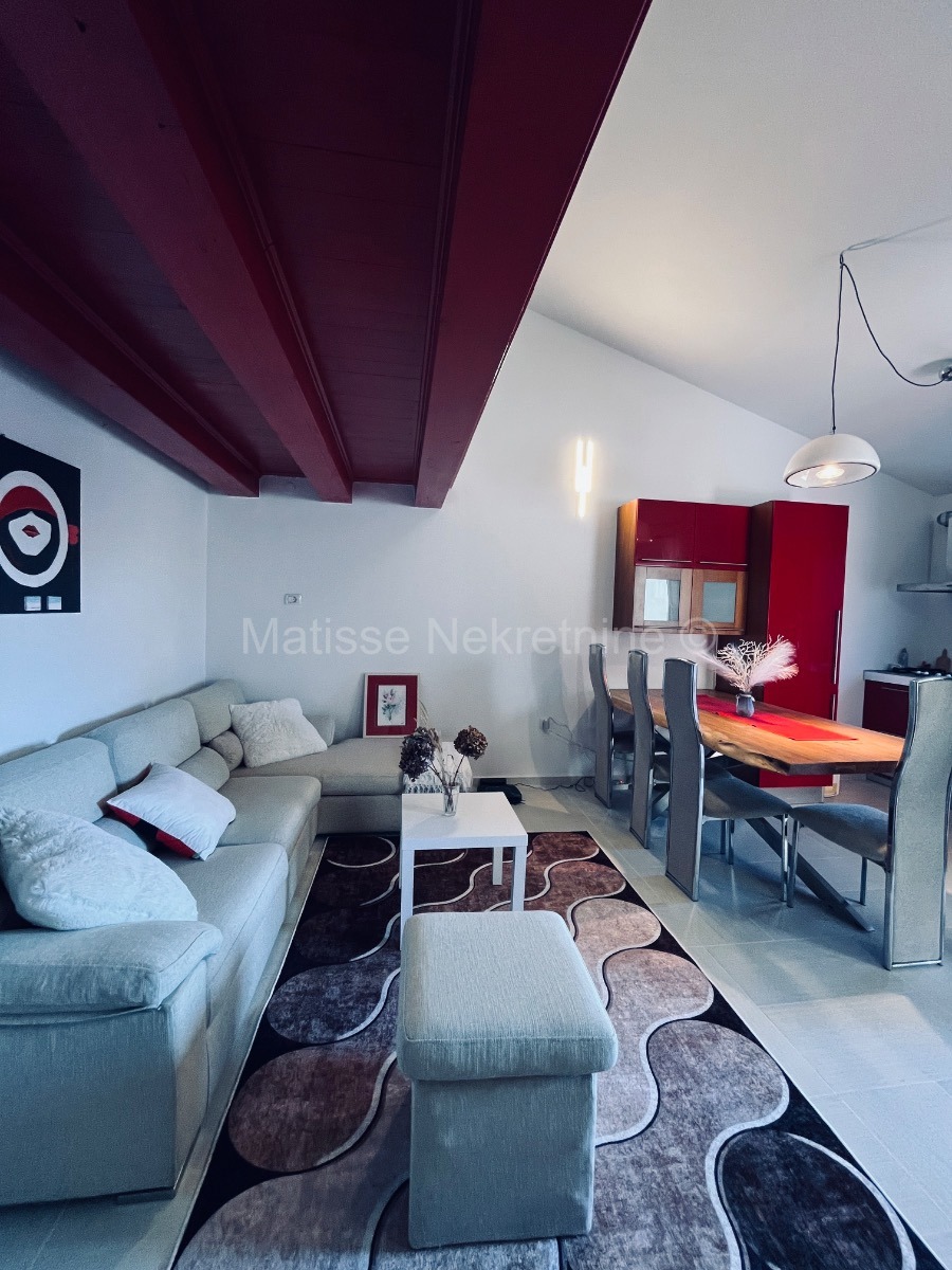 Valbandon - Mezzanine apartment with a garden