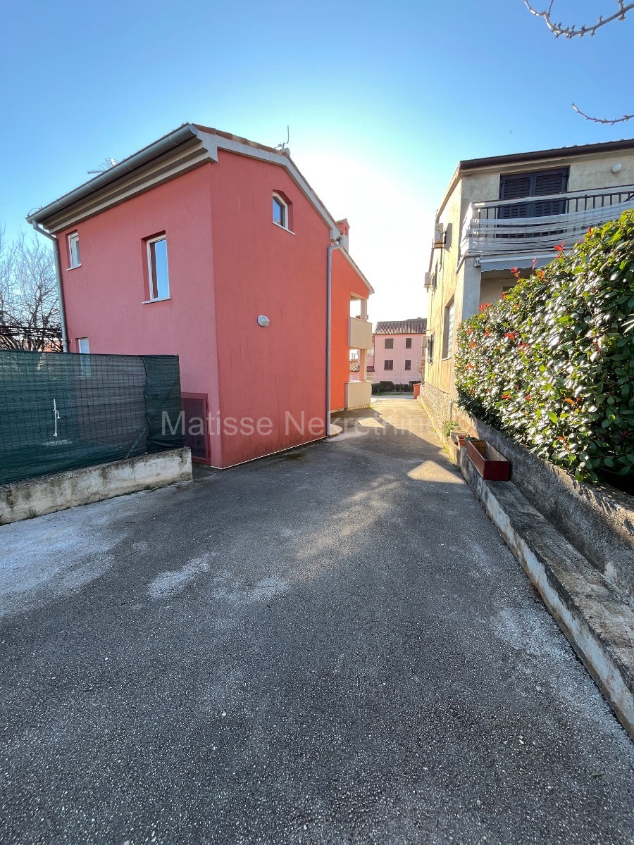 Valbandon - Mezzanine apartment with a garden