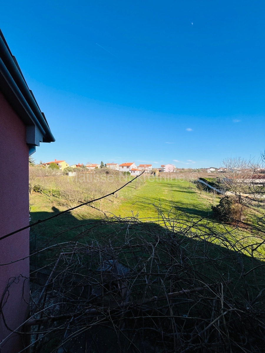 Valbandon - Mezzanine apartment with a garden