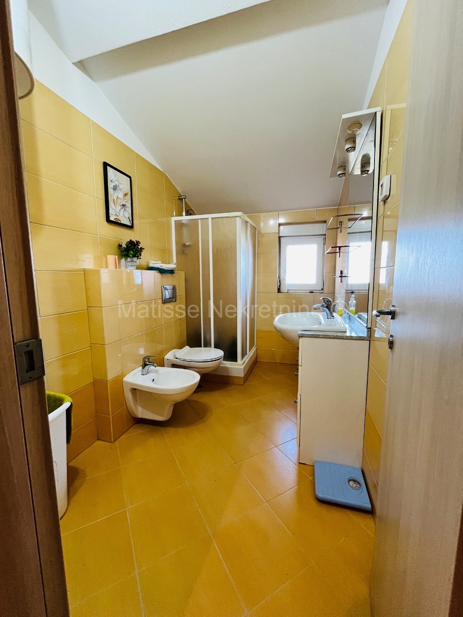 Valbandon - Mezzanine apartment with a garden