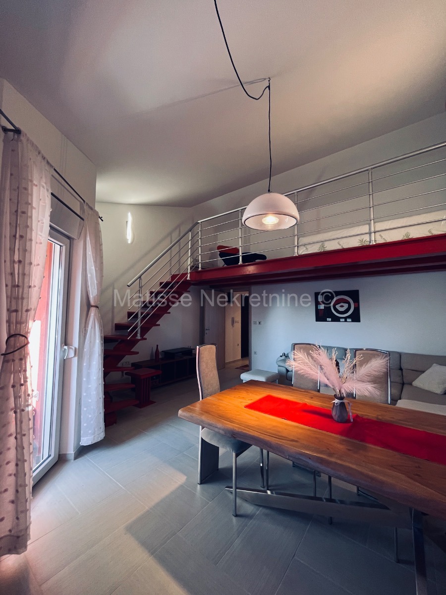 Valbandon - Mezzanine apartment with a garden