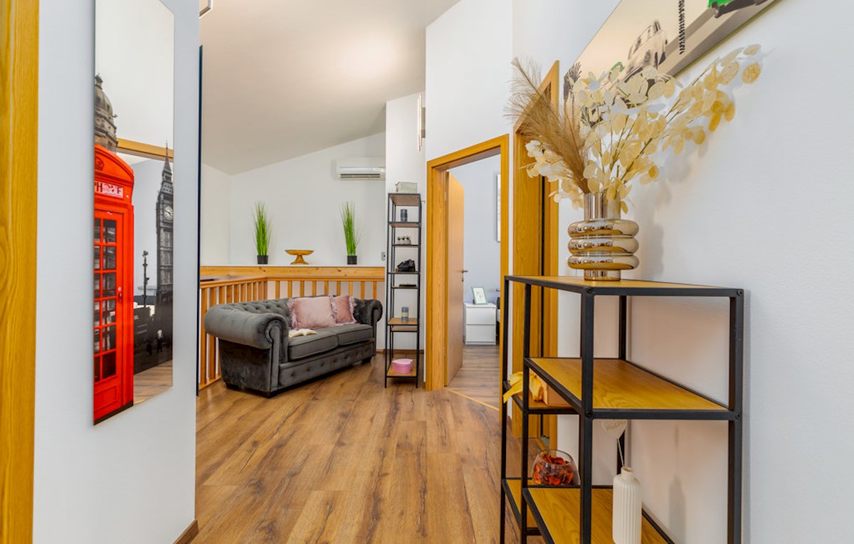 Ližnjan - Casa con Piscina in Posizione Tranquilla