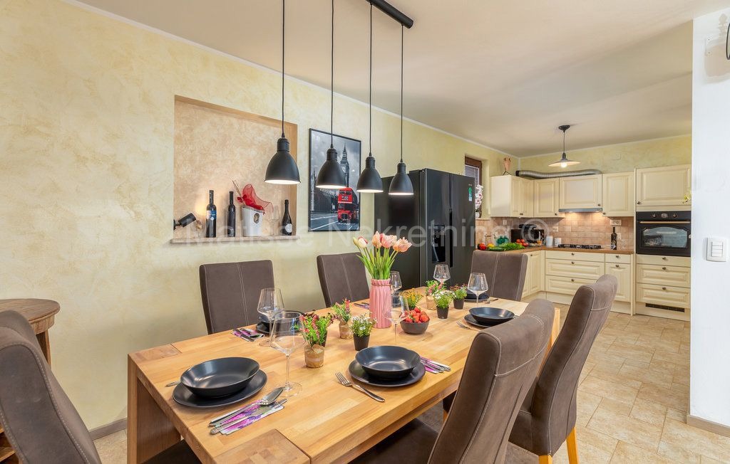 Ližnjan - Casa con Piscina in Posizione Tranquilla