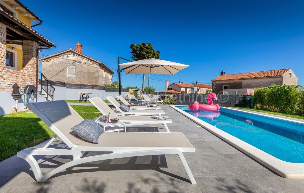 Ližnjan - Casa con Piscina in Posizione Tranquilla