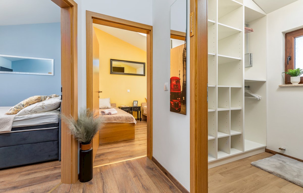 Ližnjan - Casa con Piscina in Posizione Tranquilla