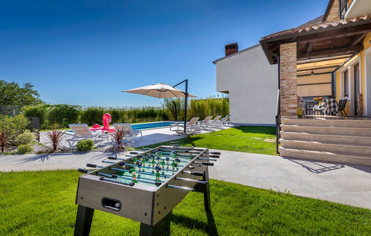 Ližnjan - Casa con Piscina in Posizione Tranquilla