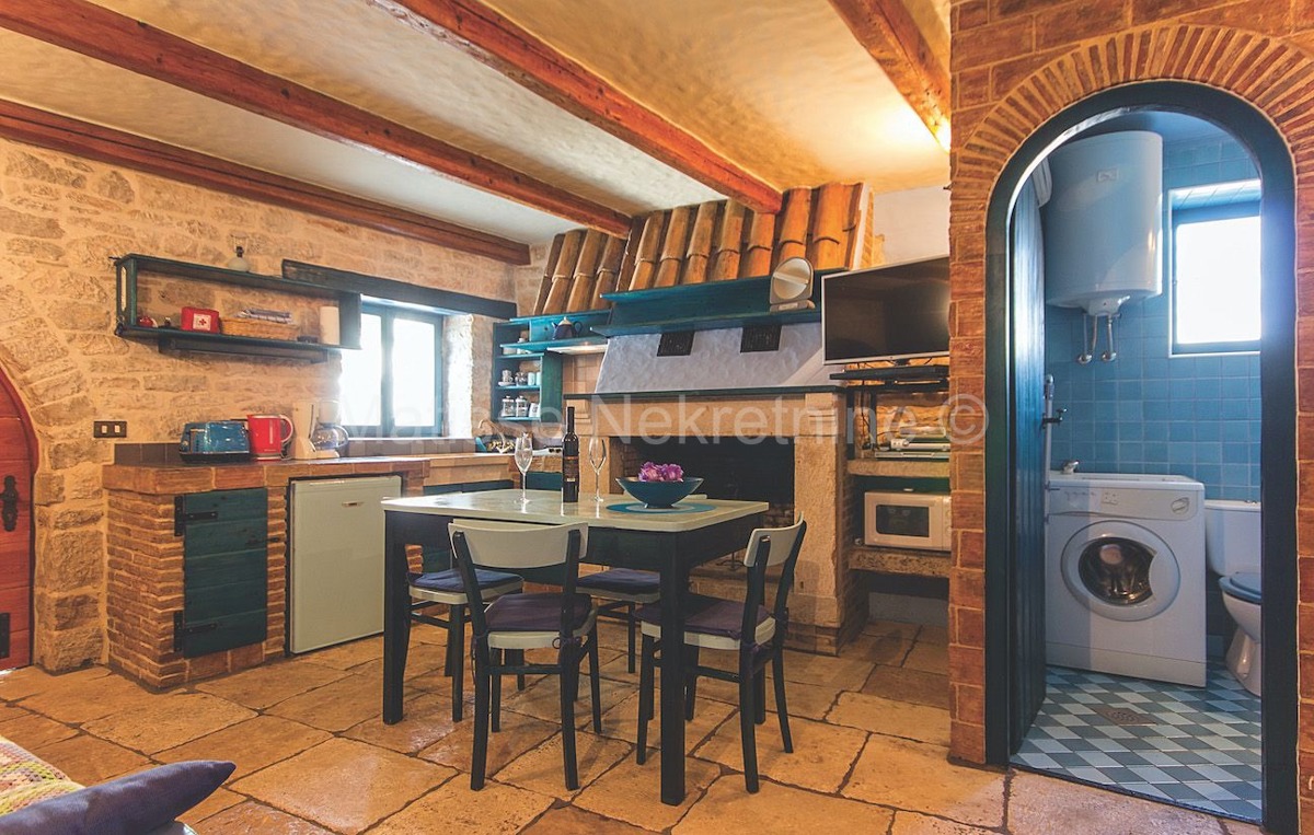 Krnica, Istria - Casa in pietra arredata in stile autentico con cortile