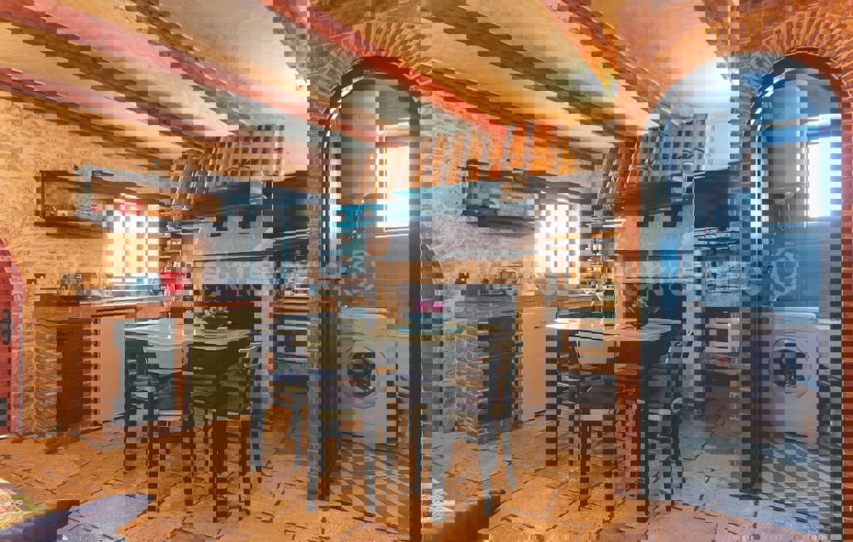 Krnica, Istria - Casa in pietra arredata in stile autentico con cortile