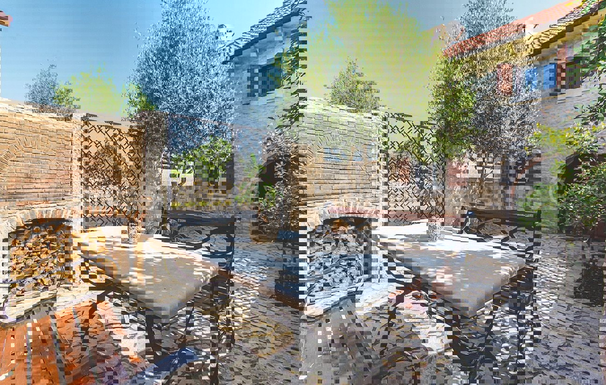 Krnica, Istria - Casa in pietra arredata in stile autentico con cortile