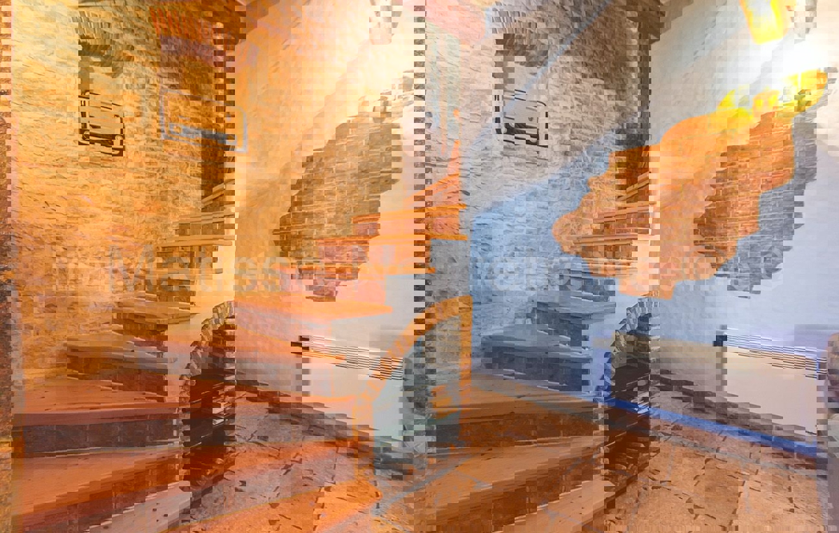 Krnica, Istria - Casa in pietra arredata in stile autentico con cortile