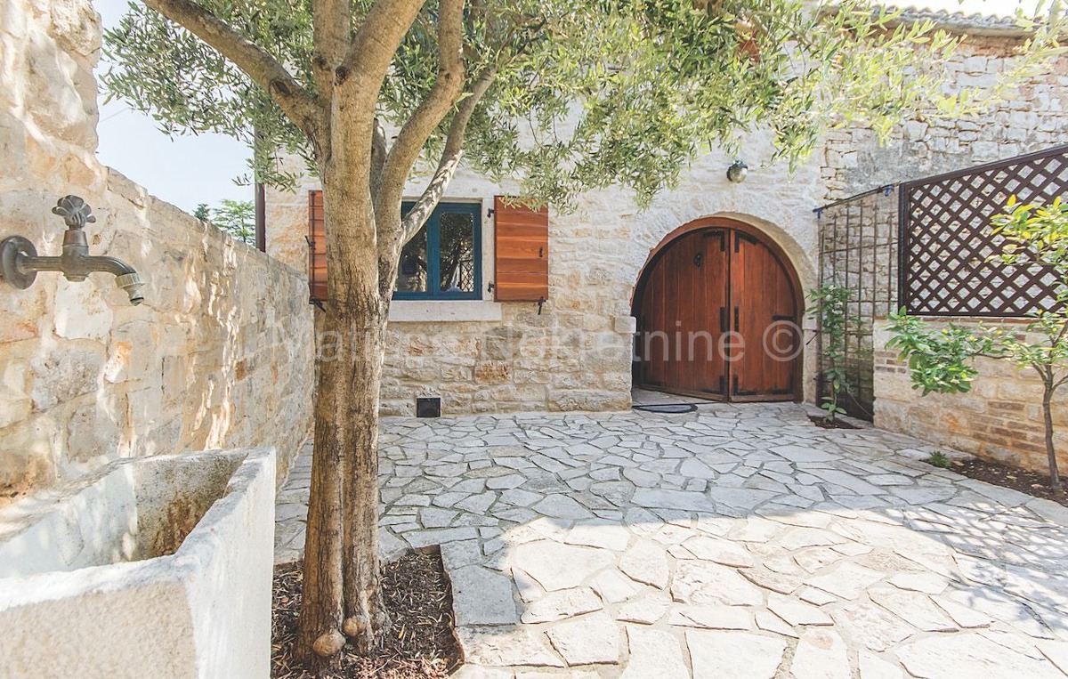 Krnica, Istria - Casa in pietra arredata in stile autentico con cortile