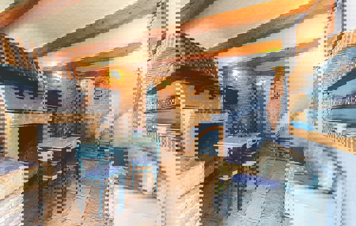 Krnica, Istria - Casa in pietra arredata in stile autentico con cortile