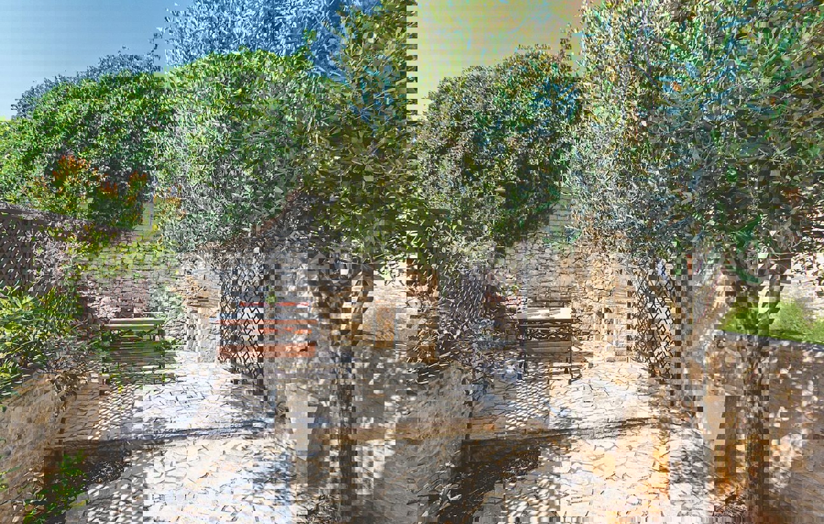 Krnica, Istria - Casa in pietra arredata in stile autentico con cortile