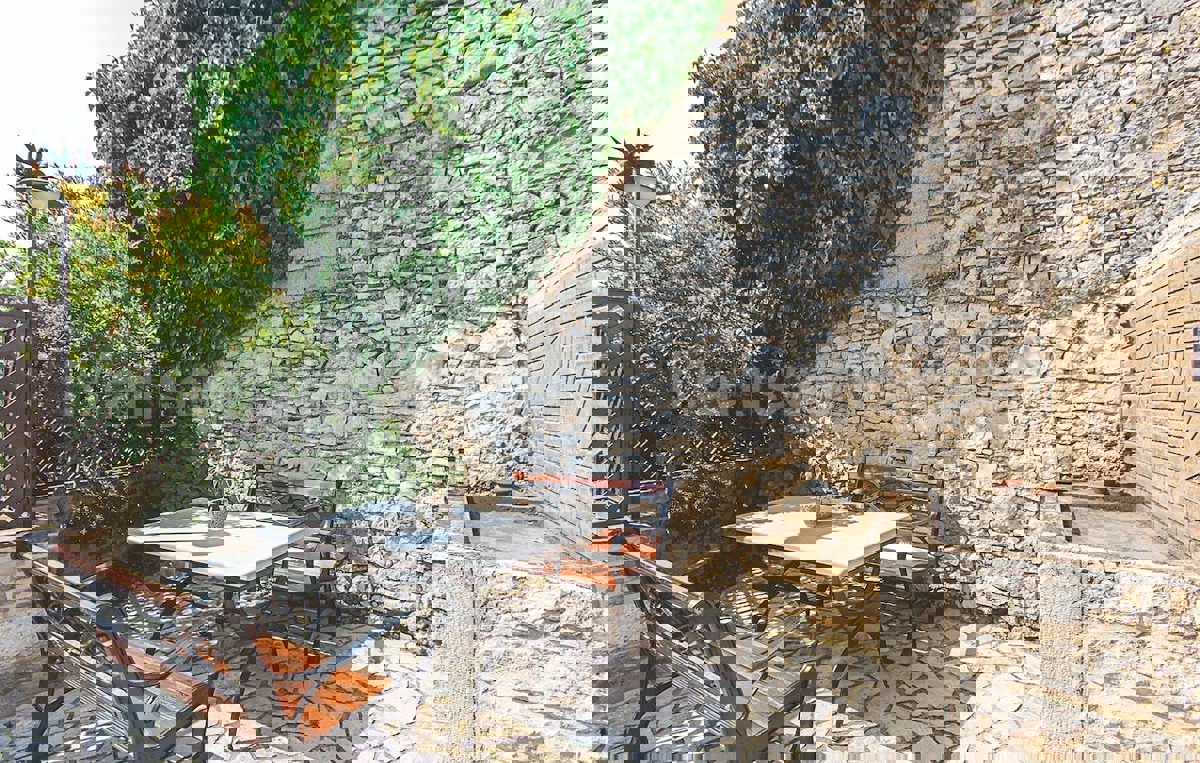 Krnica, Istria - Casa in pietra arredata in stile autentico con cortile