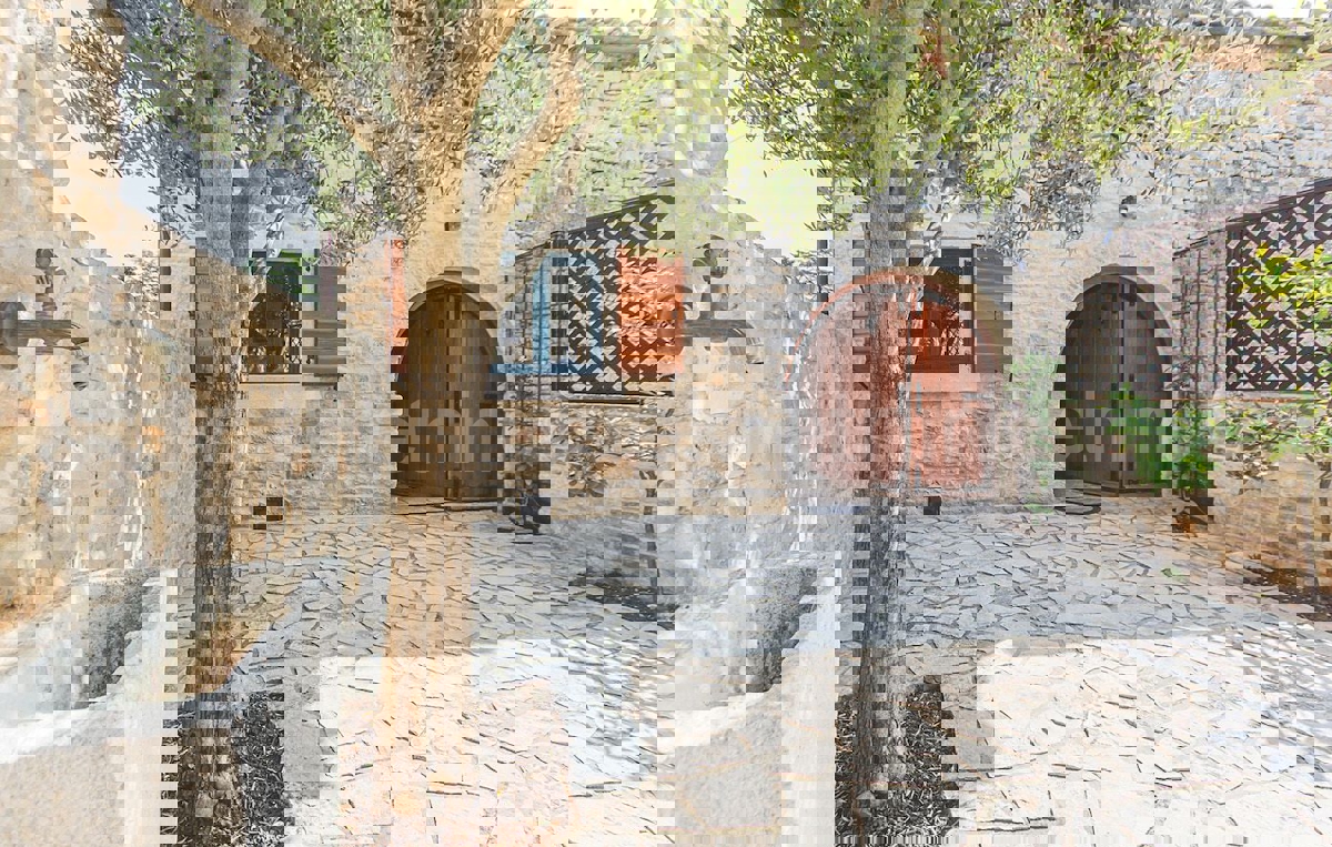 Krnica, Istria - Casa in pietra arredata in stile autentico con cortile