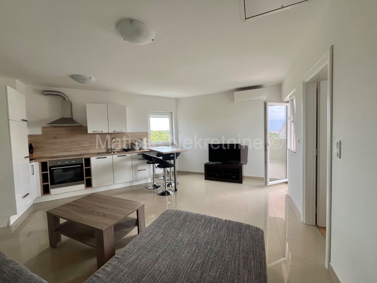 Peroj - Appartamento arredato con spaziosa mansarda