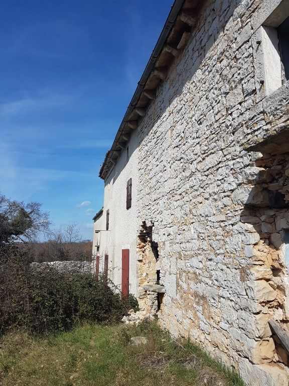 Dintorni Dignano Una grande tenuta rurale con oggetti in pietra e vista sul mare