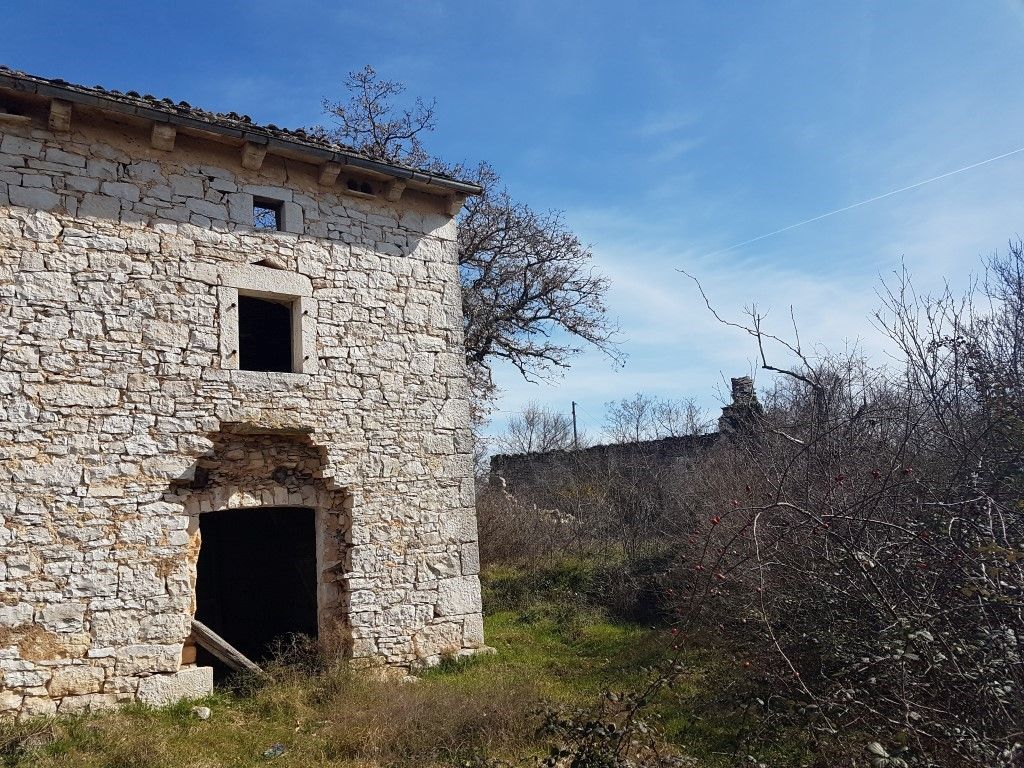 Dintorni Dignano Una grande tenuta rurale con oggetti in pietra e vista sul mare