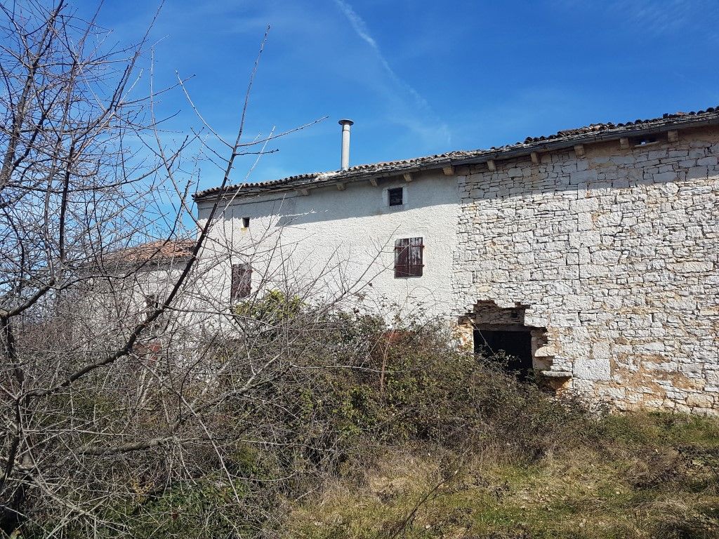 Dintorni Dignano Una grande tenuta rurale con oggetti in pietra e vista sul mare