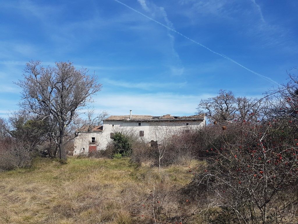 Dintorni Dignano Una grande tenuta rurale con oggetti in pietra e vista sul mare