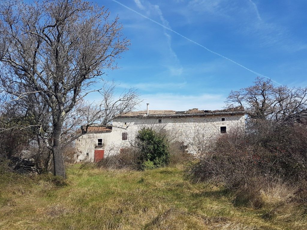 Dintorni Dignano Una grande tenuta rurale con oggetti in pietra e vista sul mare