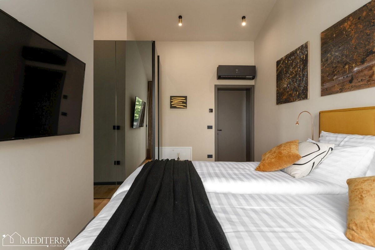 Villa circondata da un vigneto, vicino al centro di Novigrad, in Istria