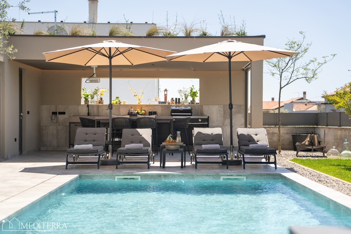 Villa circondata da un vigneto, vicino al centro di Novigrad, in Istria