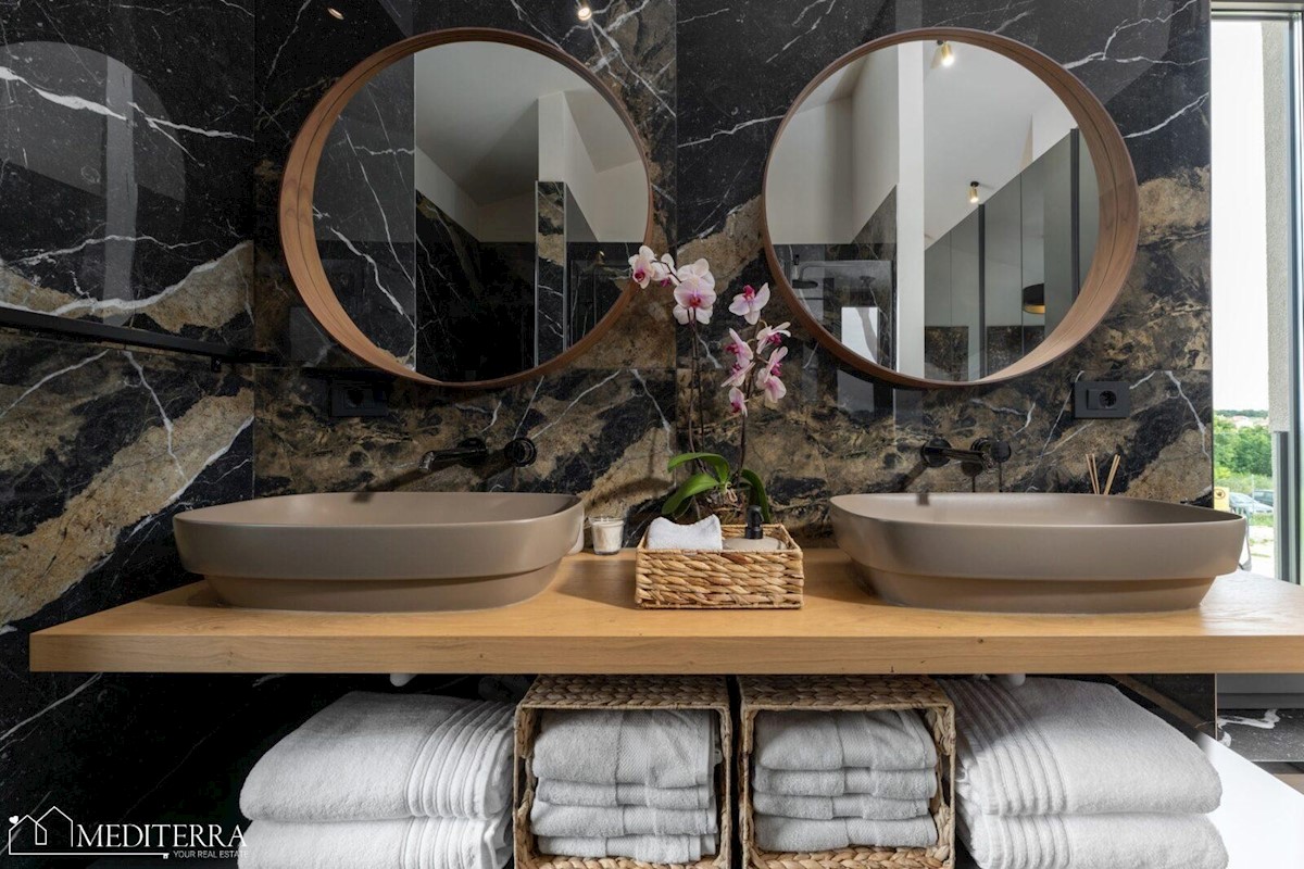 Villa circondata da un vigneto, vicino al centro di Novigrad, in Istria