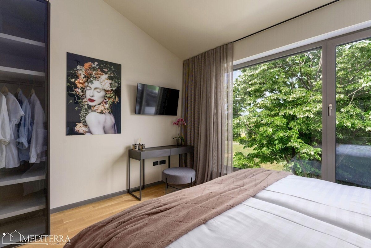 Villa circondata da un vigneto, vicino al centro di Novigrad, in Istria