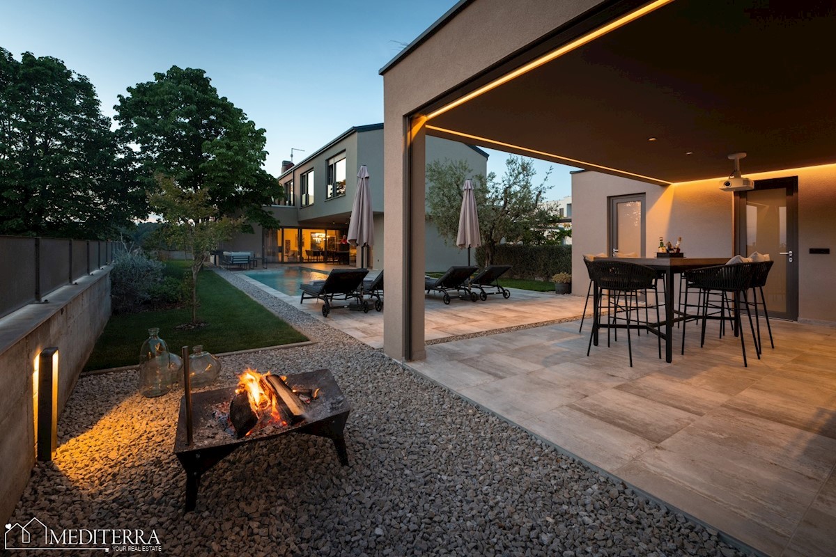 Villa circondata da un vigneto, vicino al centro di Novigrad, in Istria