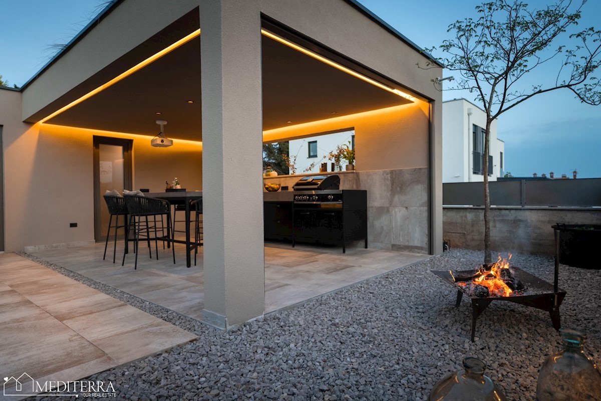 Villa circondata da un vigneto, vicino al centro di Novigrad, in Istria