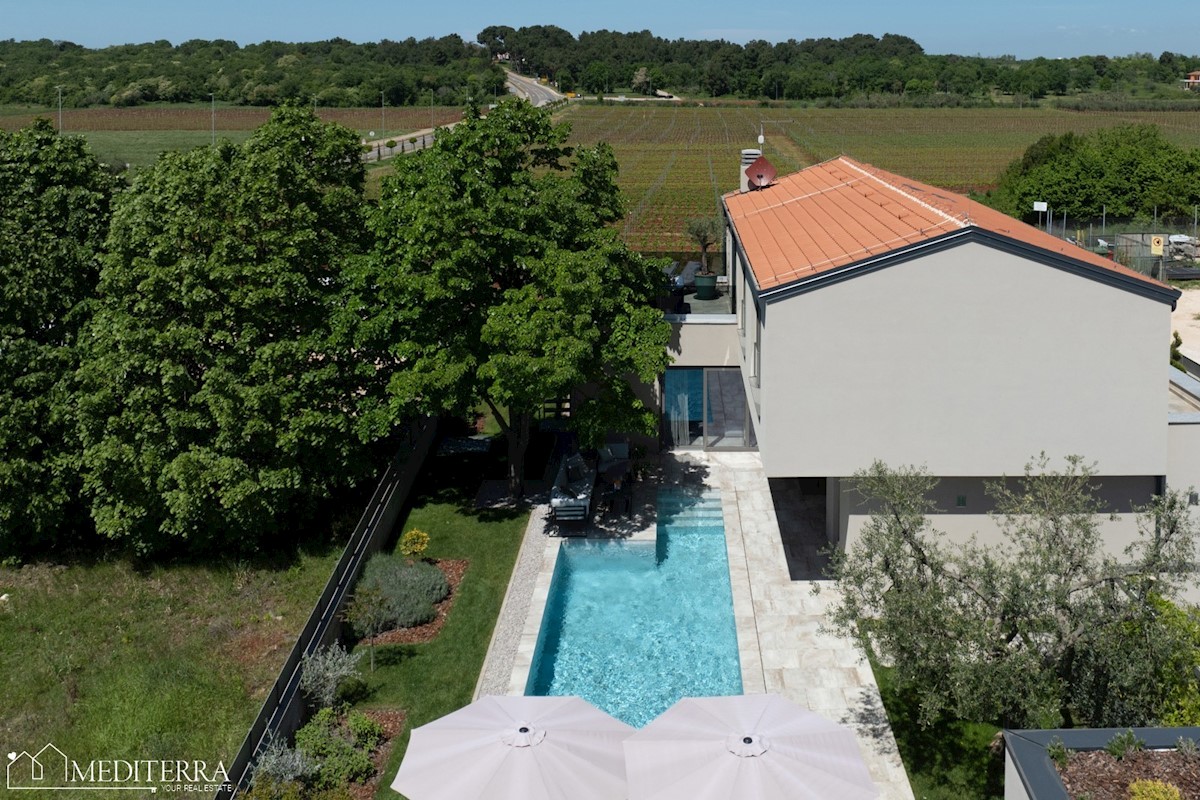 Villa circondata da un vigneto, vicino al centro di Novigrad, in Istria