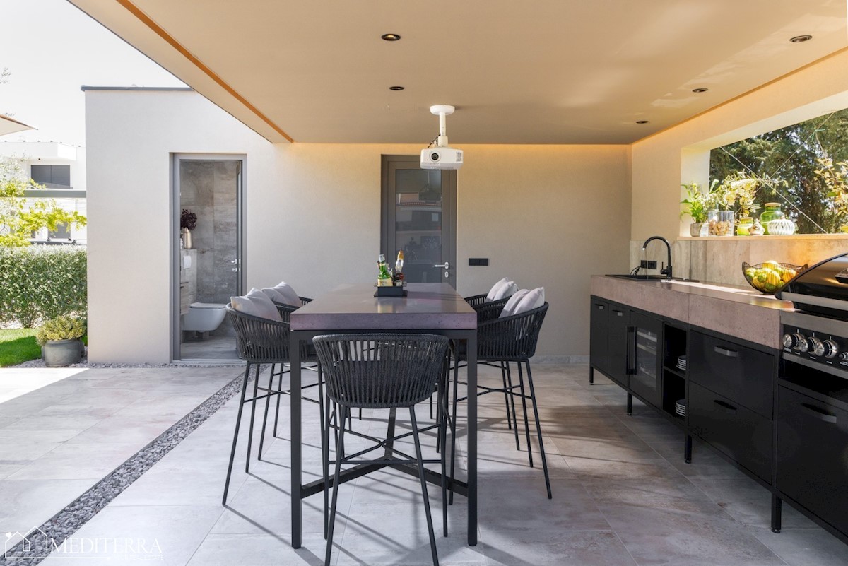 Villa circondata da un vigneto, vicino al centro di Novigrad, in Istria