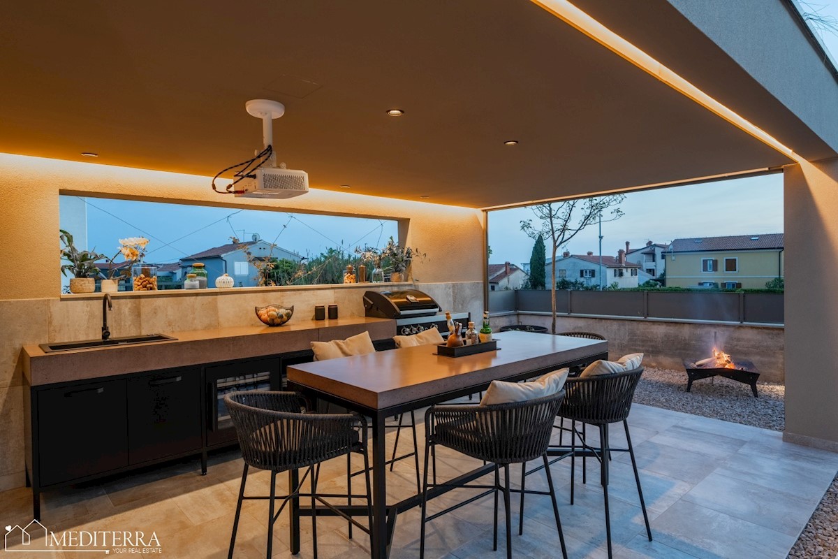 Villa circondata da un vigneto, vicino al centro di Novigrad, in Istria