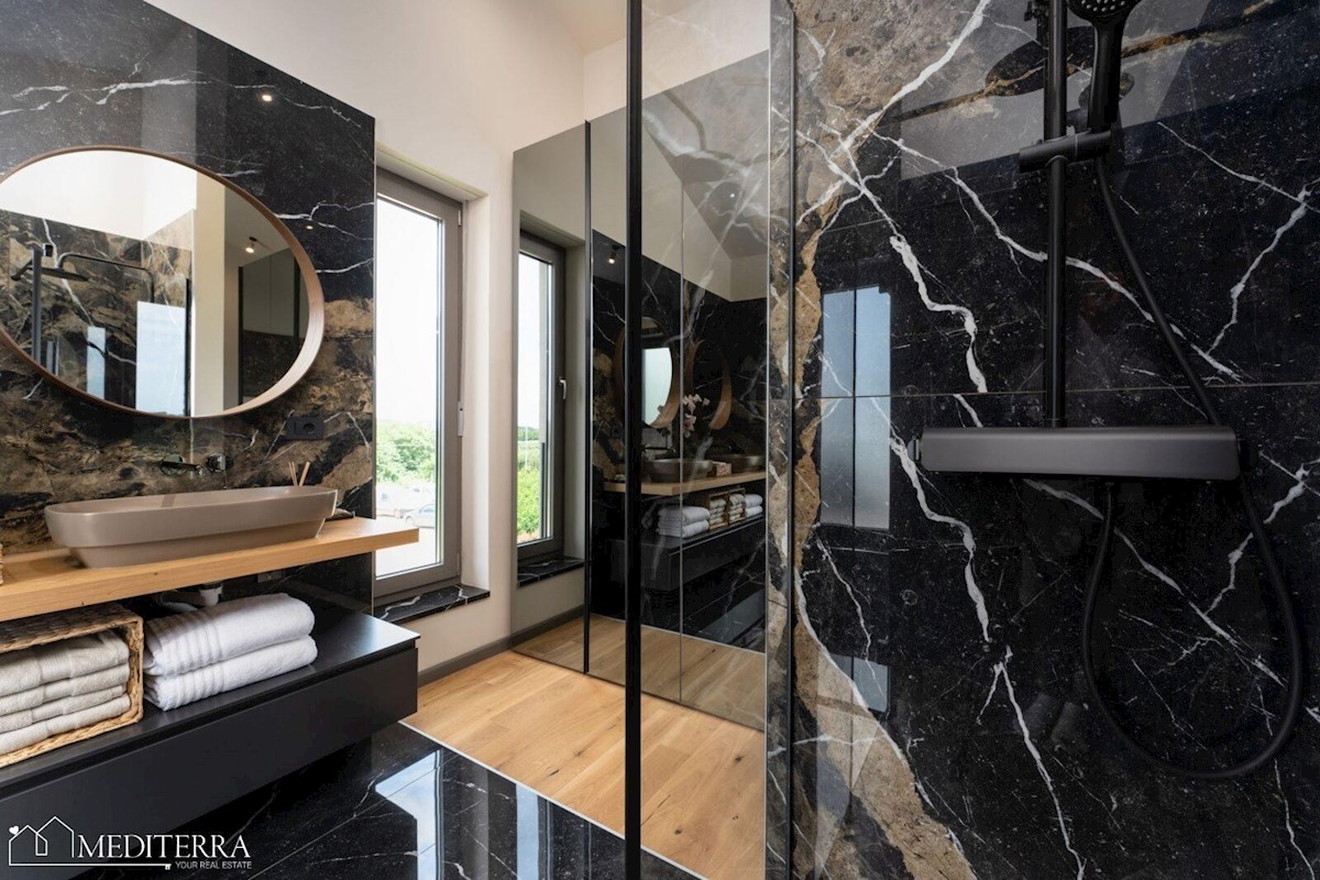 Villa circondata da un vigneto, vicino al centro di Novigrad, in Istria