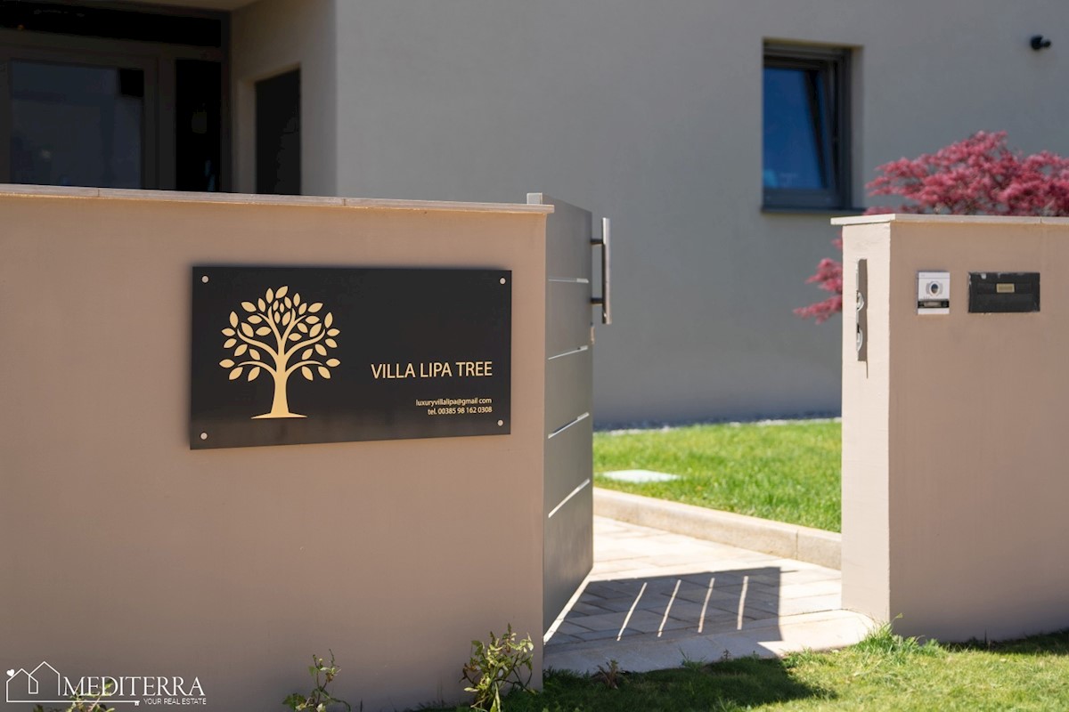 Villa circondata da un vigneto, vicino al centro di Novigrad, in Istria